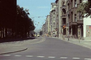 Berlin-Mitte, Chausseestraße. Straßenbild Ecke Wilhelm-Pieck-Straße mit Werbung für "Sport-Toto"