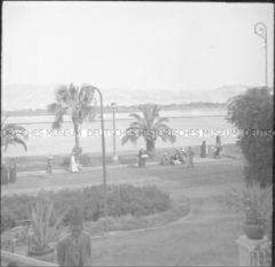 Passanten auf einer Uferpromenade am Nil, Luxor, Ägypten