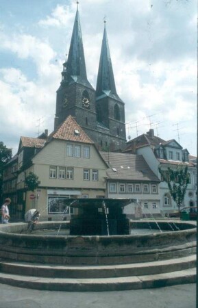 Quedlinburg. Mathildenbrunnen. Blick zu den Türmen von St. Nikolai