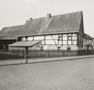 Arnsdorf bei Dresden. Teichstraße 1. Ehem. Wohnstallhaus (1. H. 19. Jh.) mit Scheunenanbau