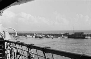 Reisefotos Italien. Schiffe im Hafen von Neapel