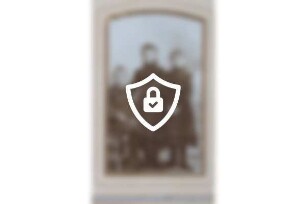 unbekannt: Gruppenfoto: zwei Mädchen stehend, daneben ein Knabe auf Hocker sitzend mit Federballschläger: darunter Fotografenstempel;