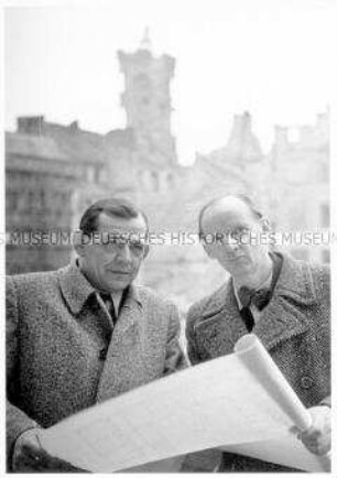 Bürgermeister Karl Maron und Stadtbaurat Hans Scharoun mit Plänen vor dem Berliner Rathaus