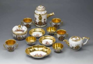 Teile aus einem Kaffee-, Tee- und Schokoladenservice mit Chinoiserien und dem Wappen der Elisabeth Farnese, Königin von Spanien
