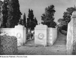 Anacapri. Friedhof. Einfriedungsmauer mit Eingangstor