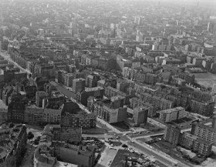 Luftaufnahme, Blick von Süd-Osten auf die Wohnbebauung im Bereich Hohenstaufenstraße zwischen Martin-Luther-Straße und Ansbacher Straße. Berlin-Schöneberg, Hohenstaufenstraße