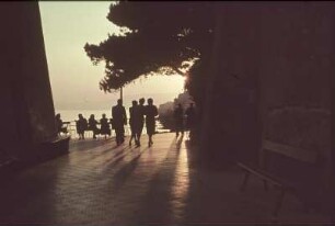 Reisefotos. Uferpromenade am Abend (vielleicht in Italien)