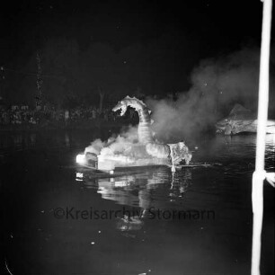 Karpfenfest: Neuhöfer Teich: Nachtaufnahme: Wasserrevue "Der verhexte Karpfenteich": Seeungeheuer, Riesenkarpfen, bengalische Feuer, Qualm: im Hintergrund Zuschauer am Ufer: im Vordergrund rechts Gestänge, 10. Oktober 1965