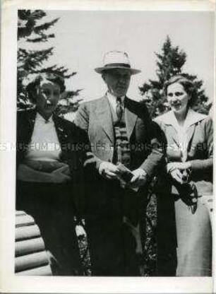 Konrad Adenauer mit seinen Töchtern Lotte und Libeth in der Schweiz
