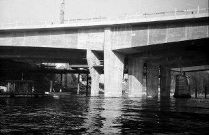 Basel: Pfeiler der Autobahnbrücke über den Rhein