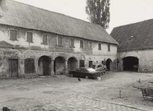 Mobschatz-Altleuteritz, Altleuteritzer Ring 5. Bauernhof (2. H. 19. Jh.). Seitengebäude mit Kummethalle und Scheune (bez. 1851)