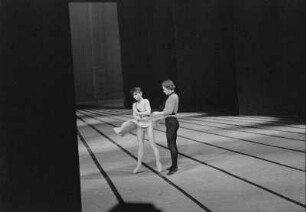 Szenenbilder aus "Erfindung der Liebe", Ballettabend mit Ludwig van Beethovens "Die Geschöpfe des Prometheus" und einer Tanzausdeutung von Antonio Vivaldis "Die Jahreszeiten". Komische Oper Berlin, 16.07.1976