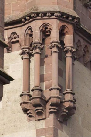 Freistehende Säulen auf Kragsteinen unter einer Eckwarte des Nordturms