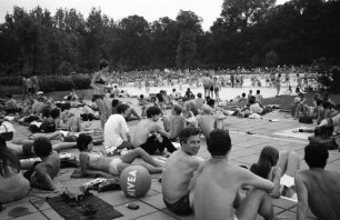 Badebetrieb im Rheinstrandbad Rappenwört.