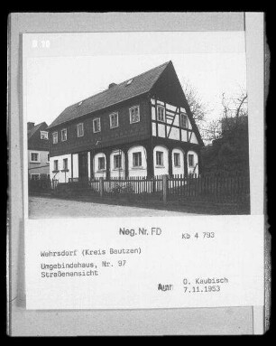 Sohland an der Spree-Wehrsdorf, Dresdener Straße 19 (zur Aufnahmezeit: Wehrsdorf, Thälmannstraße 19; einst Wehrsdorf Nummer 97). Wohnhaus ((Umgebindehaus); 2. Hälfte 19. Jahrhundert). Straßenansicht mit Einfriedung