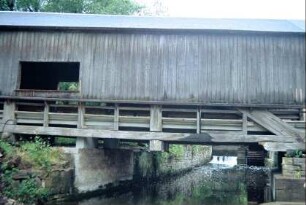 Überdachte Holzbrücke über die Ilm (Hausbrücke)