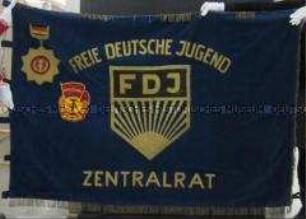 Fahne des Zentralrates der Freien Deutschen Jugend mit Vaterländischem Verdienstorden und Banner der Arbeit