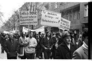 Kleinbildnegativ: Demonstration von Studierenden, 1971