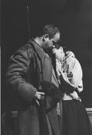 Szenenbilder aus "Der Mann mit dem Gewehr", Schauspiel von Nikolai Pogodin. Deutsches Theater Berlin, 12.10.1962