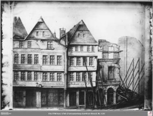Fahrgasse 86 (Einsturz am 24. August 1865) mit den Nachbarhäusern 88 (abgestützt) und 90