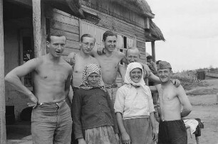 Zweiter Weltkrieg. Zur Einquartierung. Sowjetunion. Wehrmachtsangehörige in einem Dorf