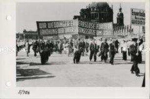 Westberliner Bürger im Demonstrationszug zum 1. Mai 1953 in Berlin
