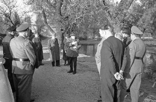 Exkursion der Oberrheinischen Waldfreunde in den Goldgrund am Altrhein unter Leitung ihres Vorsitzenden Dr. Otto Figlestahler.