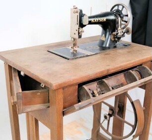 Haushaltsnähmaschine Kayser Modell "L" mit Holztisch