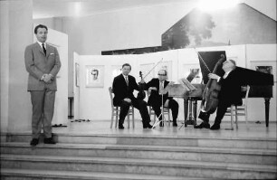 Freiburg: Stadttheater, Foyer; Theaterzeichnungen; Ausstellung Irma Schüle; Eröffnungsfeier; Ansprache: Intendant Müller