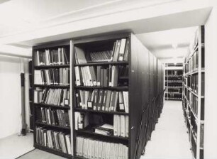 Sächsische Landesbibliothek - Staats- und Universitätsbibliothek Dresden. Zweigbibliothek Maschinenwesen, Teilbibliothek Werkstoffwissenschaft, Festkörpermechanik und Maschinenelemente. Magazin (Kellergeschoss) mit Hebelschubanlage und Regalen : Dresden-Südvorstadt, George-Bähr-Straße 3c (Zeuner-Bau der TU Dresden). Sächsische Landesbibliothek - Staats- und Universitätsbibliothek Dresden. Zweigbibliothek Maschinenwesen, Teilbibliothek Werkstoffwissenschaft, Festkörpermechanik und Maschinenelemente. Magazin (Kellergeschoss) mit Hebelschubanlage und Regalen