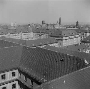 Dresden. Blick vom Rathausturm nach Nordwesten Richtung Schloß und Hofkirche, Kulturpalast fehlt noch