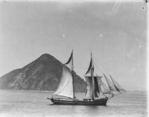 Segelschiff : Segelschiff vor einer Insel