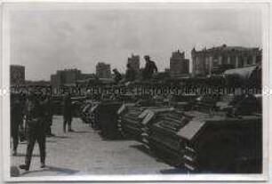 Deutsche Panzer in einer Stadt in Russland