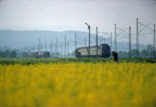 Eggolsheim: Lok 110 443 Eilzug Bnb-Wagen Einfahrsignal Fernsprechbude