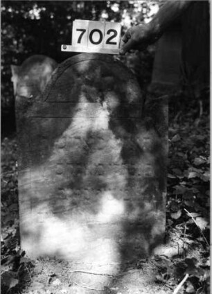 Grabstein 702 (Index: 99802110) Material: Sandstein Zustand: unten verwittert Maße HxBxT: 80x55x11 cm Beschreibung: Stele mit Karniesbogen: Grabstein 702
