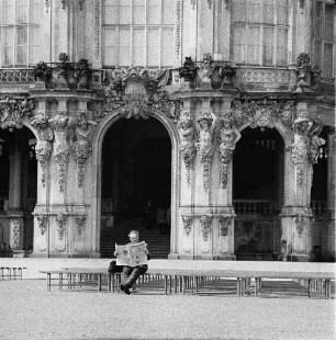 Zwinger Ballettprobe : Zeitung lesender Mann vor dem Wallpavillon im Dresdner Zwinger