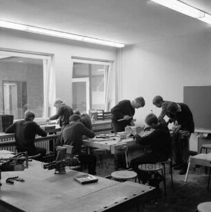 Fritz-Reuter-Schule: Sonderschule: Fritz-Reuter-Straße: Innenansicht: Werkraum: Schüler beim handwerklichen Arbeiten
