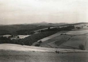Blick vom Südosthang des Weifberges bei Hinterhermsdorf über das Kirnitzschtal nach Südosten zum Kaltenberg (731 m) Kreibitzer Gebirge