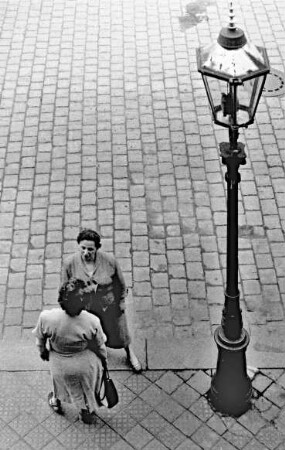Dresden, zwei Frauen im Gespräch