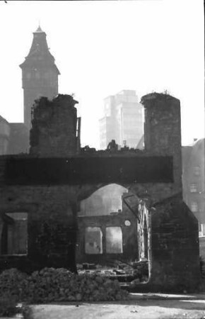 Stuttgart: Tagblatt-Turm, Vordergrund Torbogen einer Ruine