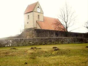 Ansicht von Nordosten mit Kirche über Kirchhofmauer-Innere oder Hauptmauer im Nordosten nahezu in originaler Höhe-Zwingermauer auf halbe Höhe abgetragen