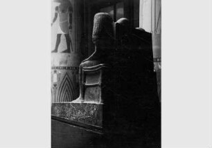 Figurengruppe des Ptahmai im Ägyptischen Hof im Neuen Museum