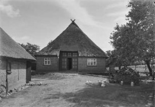 Althagen, Bauernhof : Althagen. Blick in einen Bauernhof von der Dorfstraße