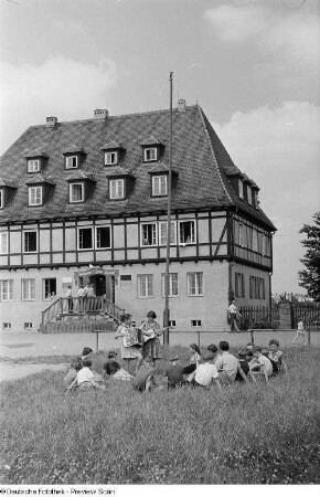 Kinder beim Musizieren vor der Jugendherberge