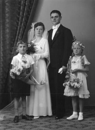 Roßwein. Hochzeitspaar mit Blumenkindern