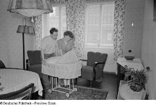 Mann und Frau mit Kinderwagen