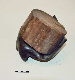 Kappschuh mit einem Abschnitt eines Holzstempels
