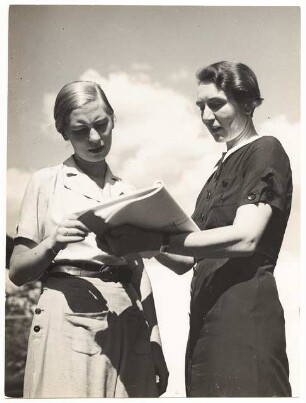 Serie Arbeitsfotos. Garten Elsbeth Heddenhausen ?: Elsbeth Heddenhausen und Herta Hammerbacher mit Plan