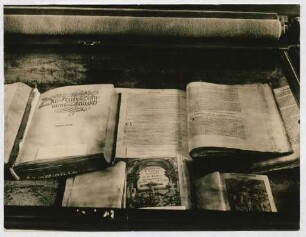 [Vitrine mit verschiedenen Ausgaben des Neuen Testaments]