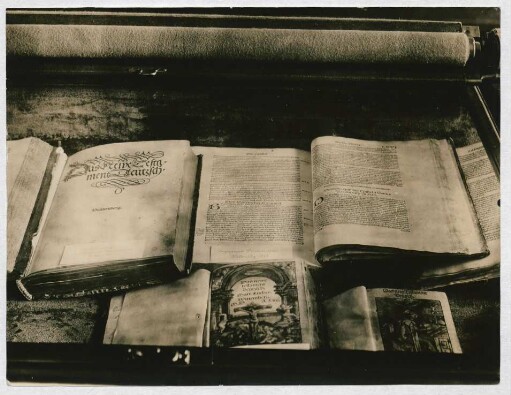 [Vitrine mit verschiedenen Ausgaben des Neuen Testaments]